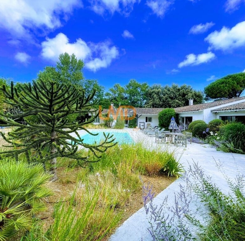 Parisian pied-à-terre in a former palace