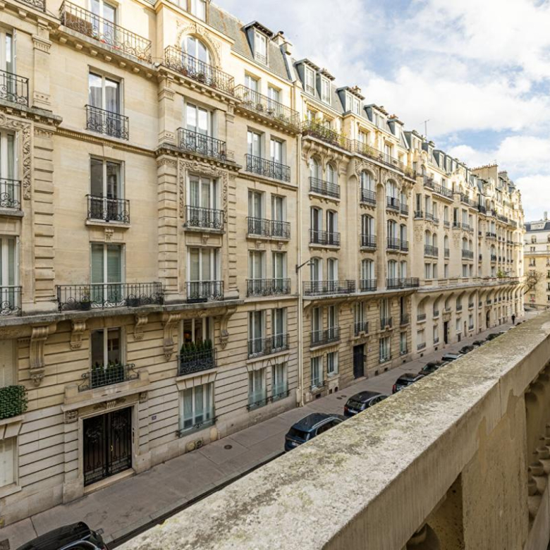 Beautifully renovated 2-bedroom apartment with cellar and parking