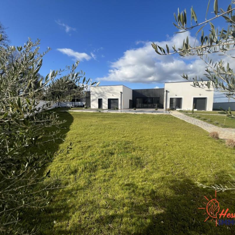 Terrain de 2061m2 sur Golf et accès mer