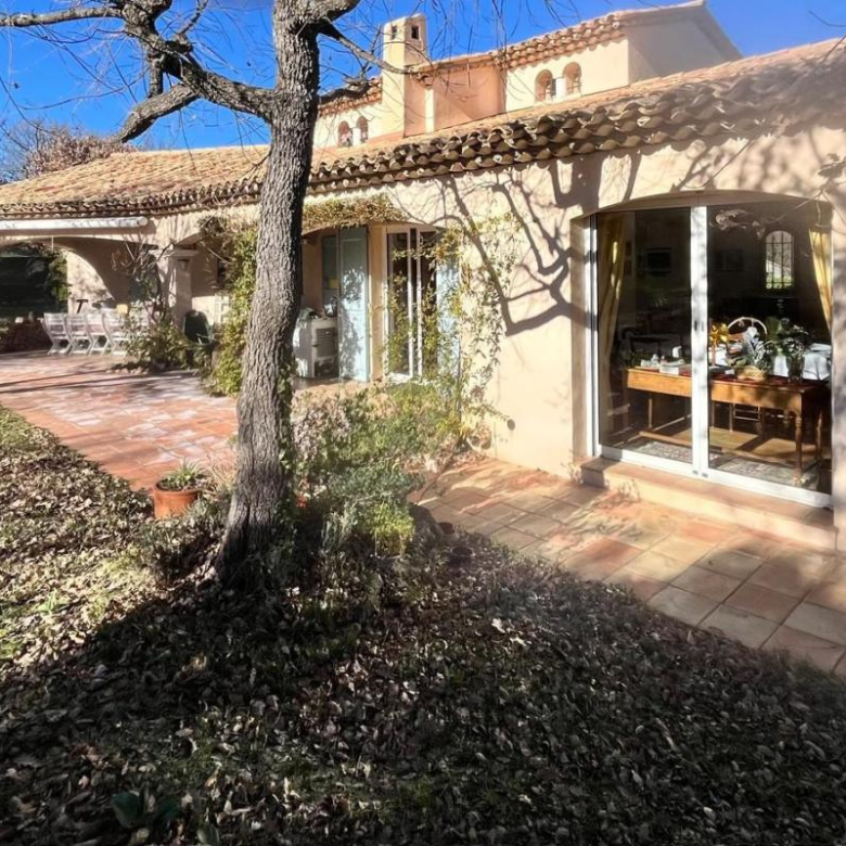 Villa d’environ 221m², piscine et vue panoramique