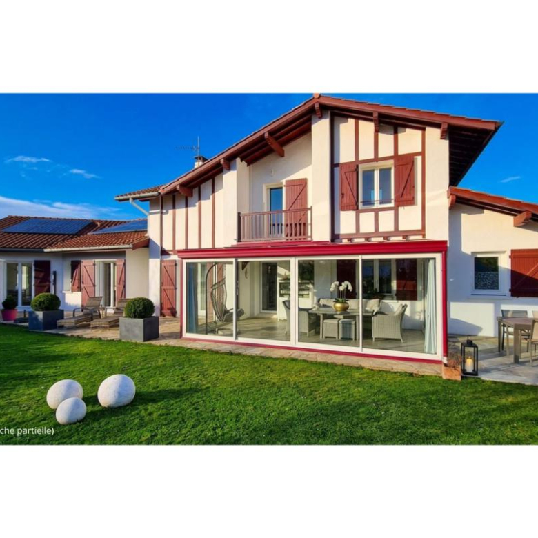 LORGUES, ELEGANTE VILLA DE PRESTIGE AVEC SUITES ET PISCINE