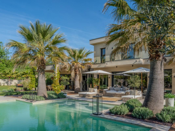 LORGUES, ELEGANTE VILLA DE PRESTIGE AVEC SUITES ET PISCINE