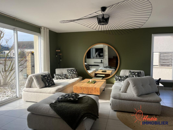 Contemporary 7-room house — swimming pool, single-story comfort