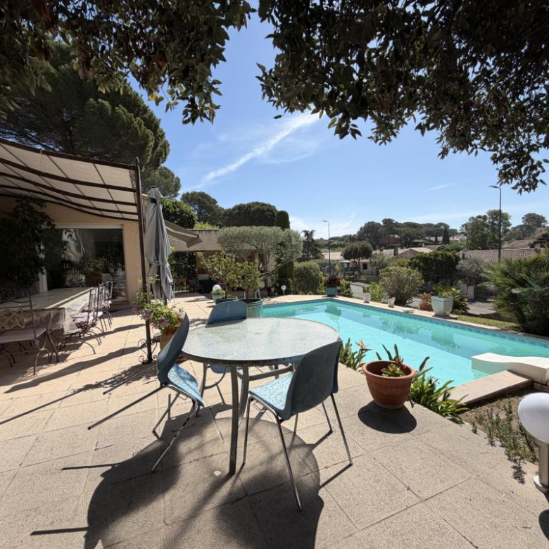 Maison contemporaine    Quartier résidentiel