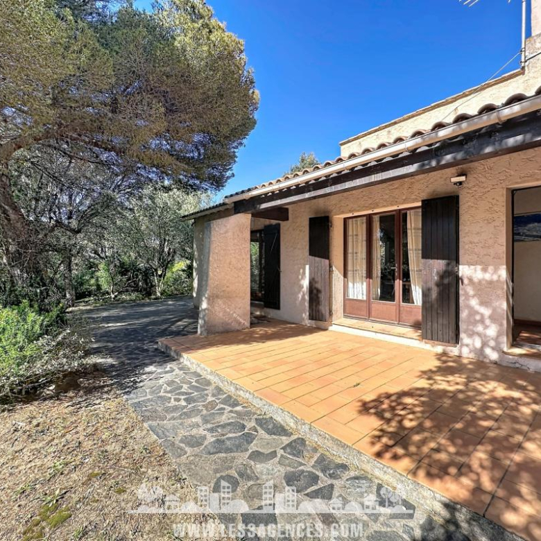 Maison contemporaine    Quartier résidentiel