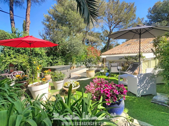 GASSIN – DOUBLE MAS WITH JACUZZI, SWIMMING POOL AND TENNIS