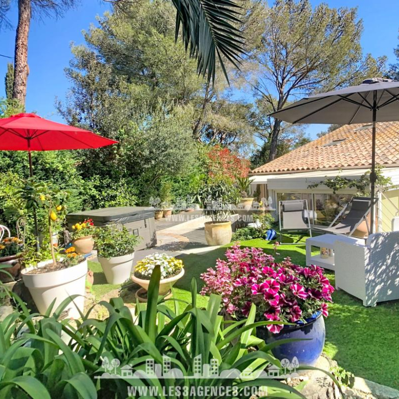 RARE – VILLA AVEC JARDIN ET QUAI PRIVATIF