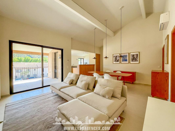 LA MOLE / GOLFE DE ST TROPEZ Immeuble mixte NEUF professionn