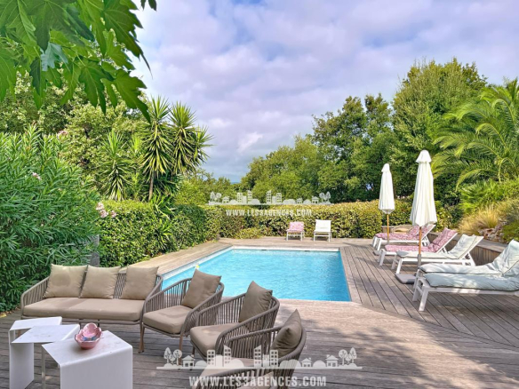 Property with house/studio/pool