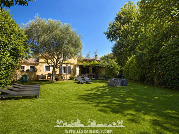 GASSIN – CHARMANTE  MAISON PROVENCALE ET SON  MAS RENOVE