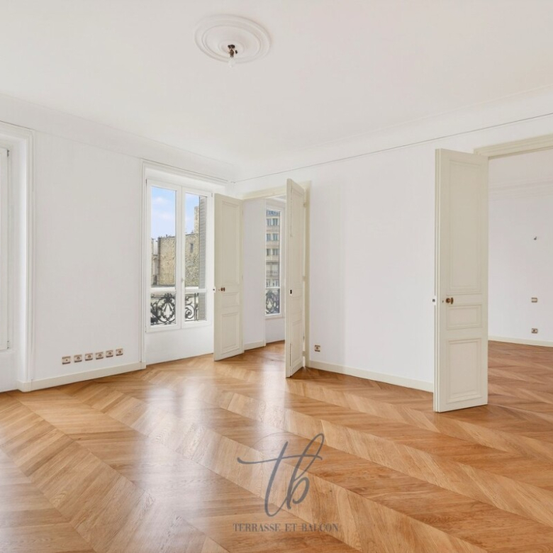 House on the seafront, beaches and shops within walking distance. Opportunity