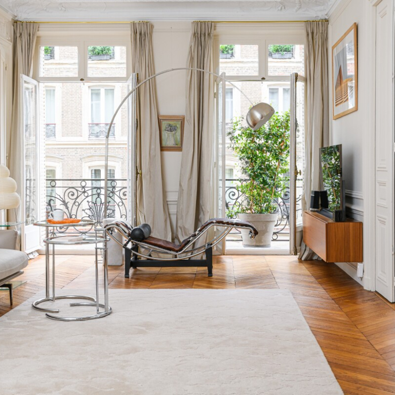 5-room apartment in Paris' 9th arrondissement, 115 m² with balcony