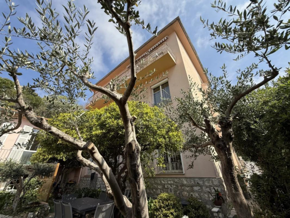 Nice Cimiez: 435m² property comprising 6 apartments
