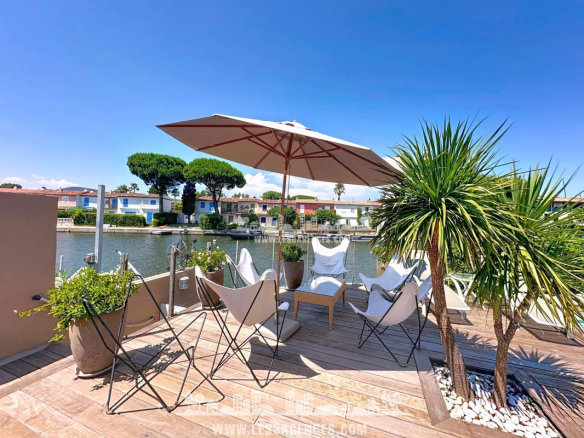 RARE – VILLA WITH GARDEN AND PRIVATE DOCK