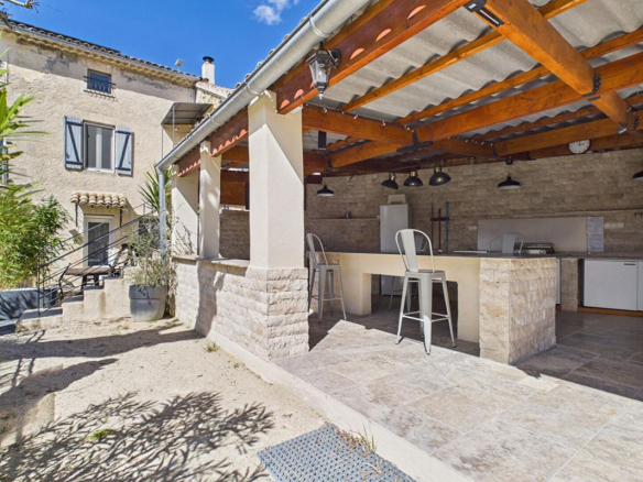 367m2 PROPERTY ON 1 HECTARE COMPRISING 5 DWELLINGS