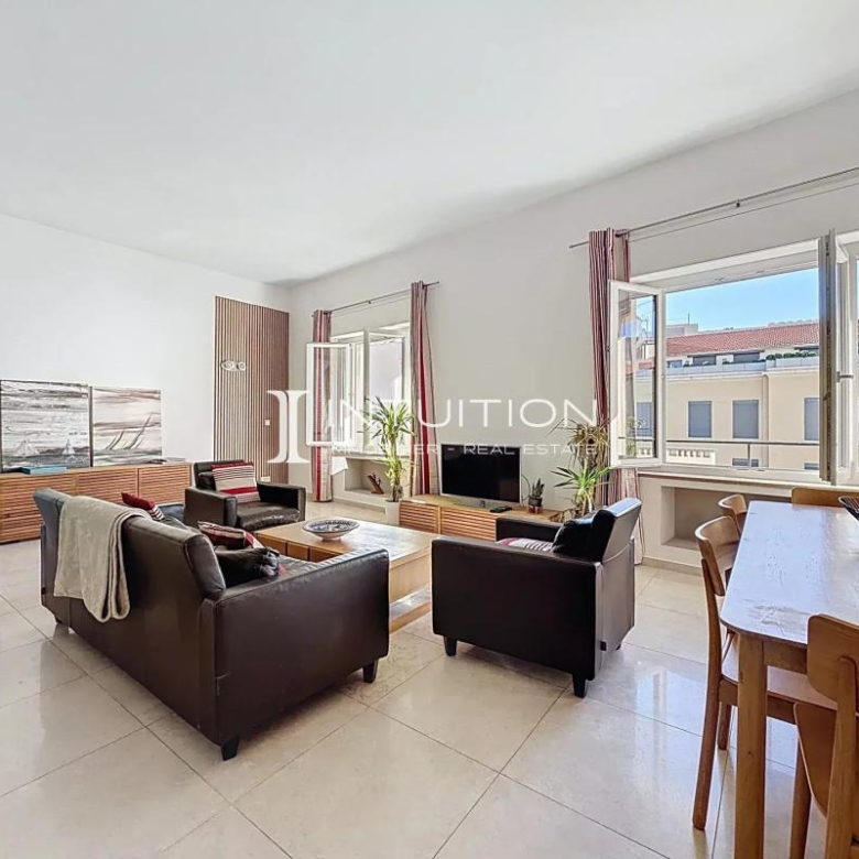 EXCLUSIVE: 17th-century house / Avignon city center, 9 rooms, 280 m² / garden and pond