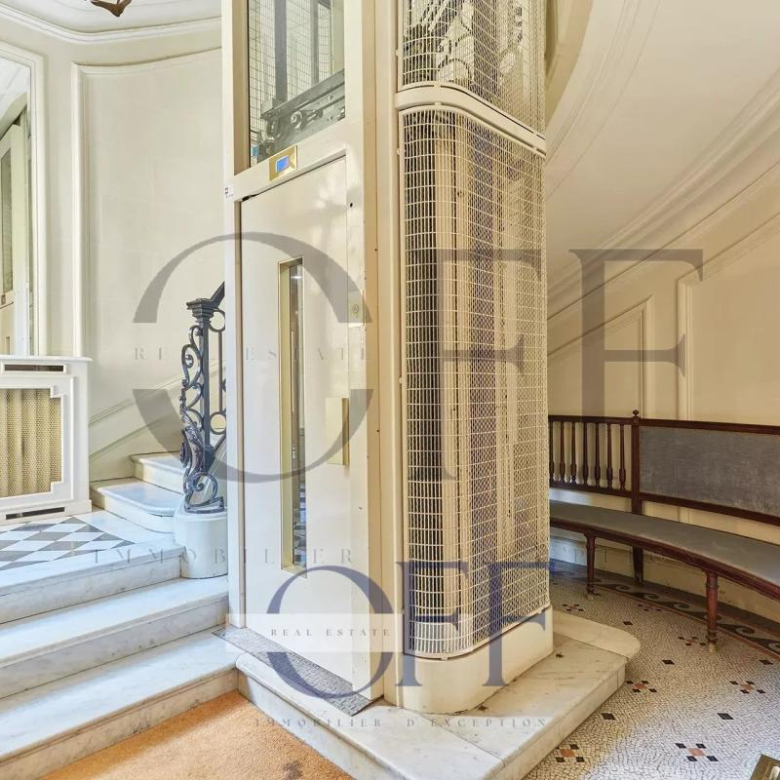 Appartement familial, étage élevé, aux très beaux volumes