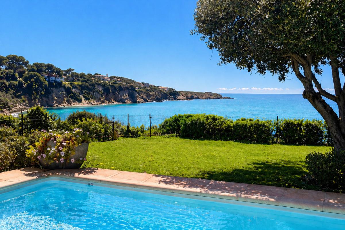 Maison en front de Mer , Plages et commerces à pied . Opport
