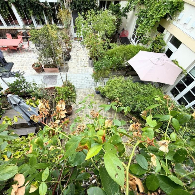 MARSEILLE 12TH DISTRICT – SECURE PRIVATE ESTATE Elegant 220 sq m property on 1,660 sq m of landscaped grounds • 4 bedrooms • Swimming pool • Double garage