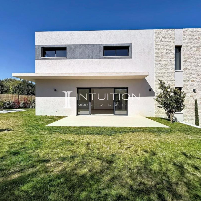 LUXURY OFFICE COMPLEX WITH STUDIO AND WAREHOUSE
