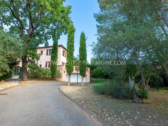ARCHITECT-DESIGNED VILLA – RESIDENTIAL AREA