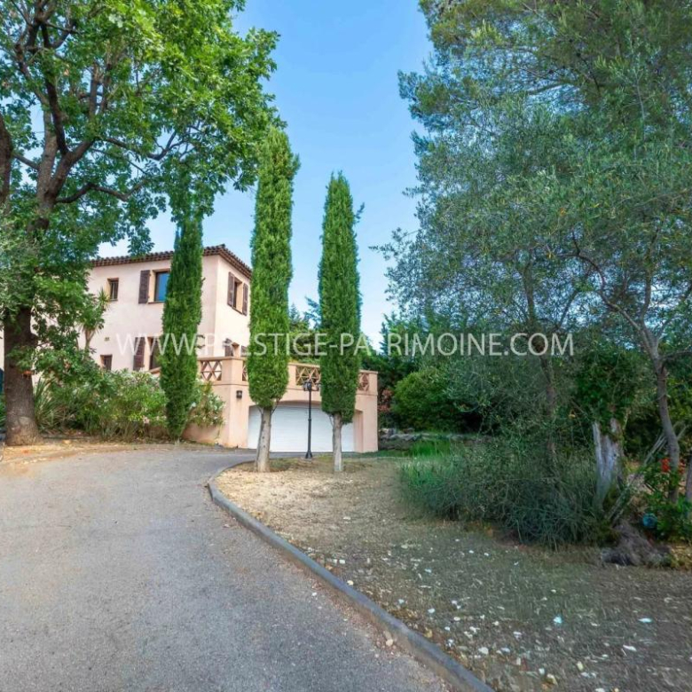 Maison avec piscine, double garage et 5 000 m²