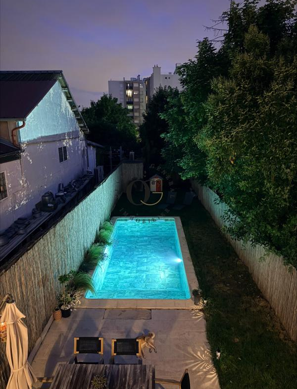 600