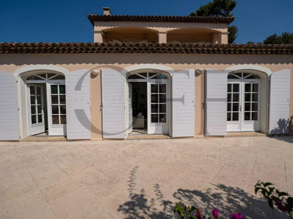 MARSEILLE 12ᵉ – DOMAINE PRIVÉ SÉCURISÉ Élégante propriété de 220 m² sur 1 660 m² de terrain paysager • 4 chambres • Piscine • Double garage