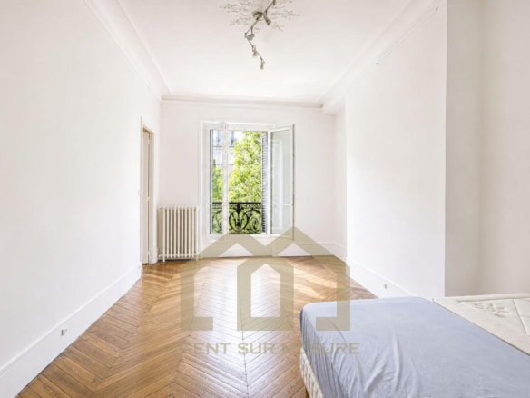 Chambre spacieuse avec parquet et balcon dans un appartement à Paris 5ème