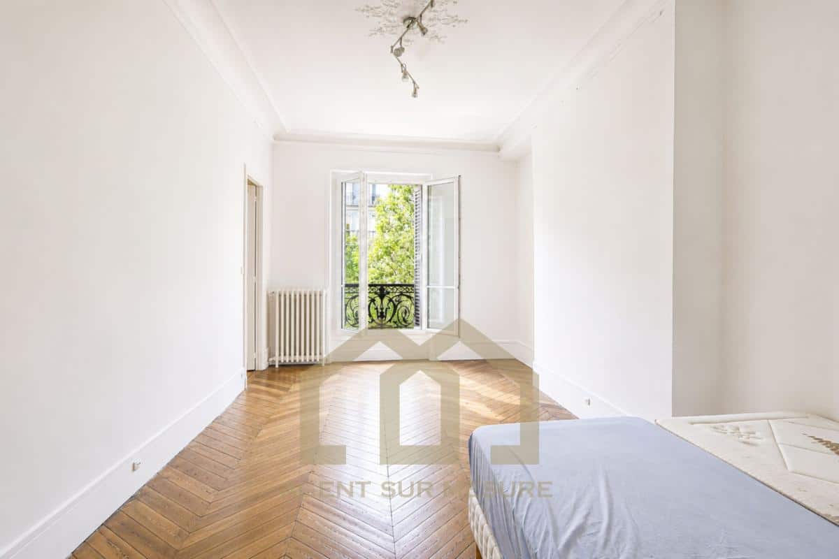 Chambre spacieuse avec parquet et balcon dans un appartement à Paris 5ème