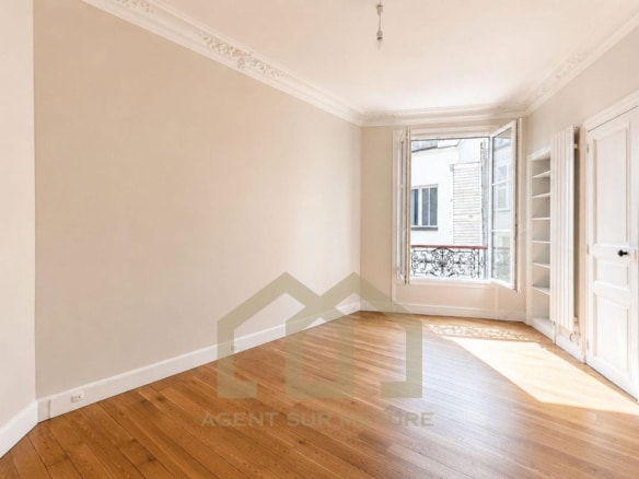 Intérieur d'un appartement de 160 m² avec parquet et fenêtres à la française à Paris 5ème.