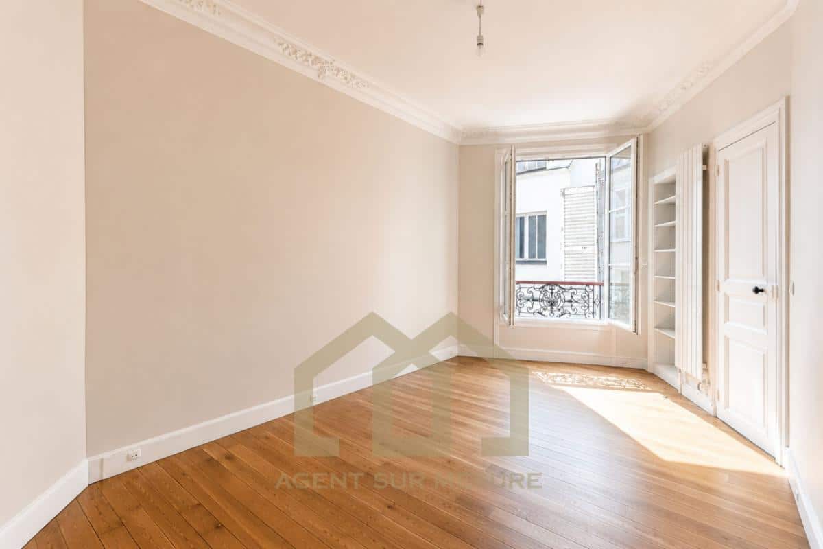 Intérieur d'un appartement de 160 m² avec parquet et fenêtres à la française à Paris 5ème.