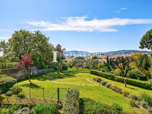 Green garden with unobstructed views of the hills and the sea in Cannes.