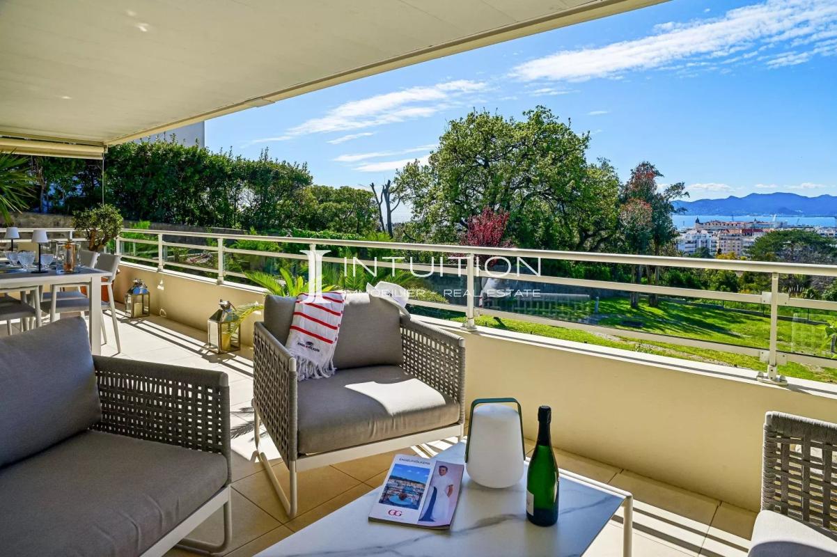Terrace of an apartment in Cannes with sea view and garden furniture.