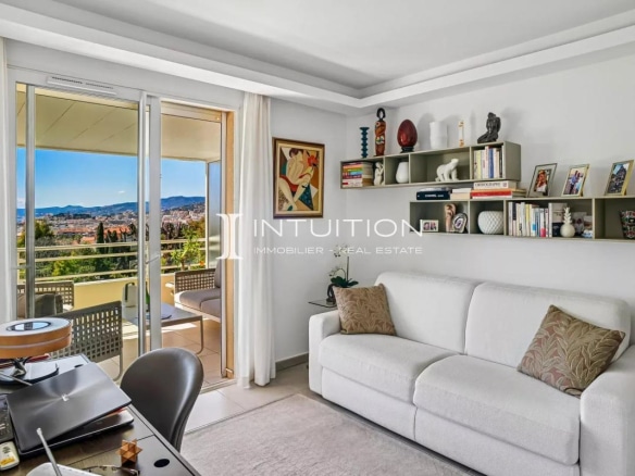 Living room of an apartment in Cannes with sea view and terrace.