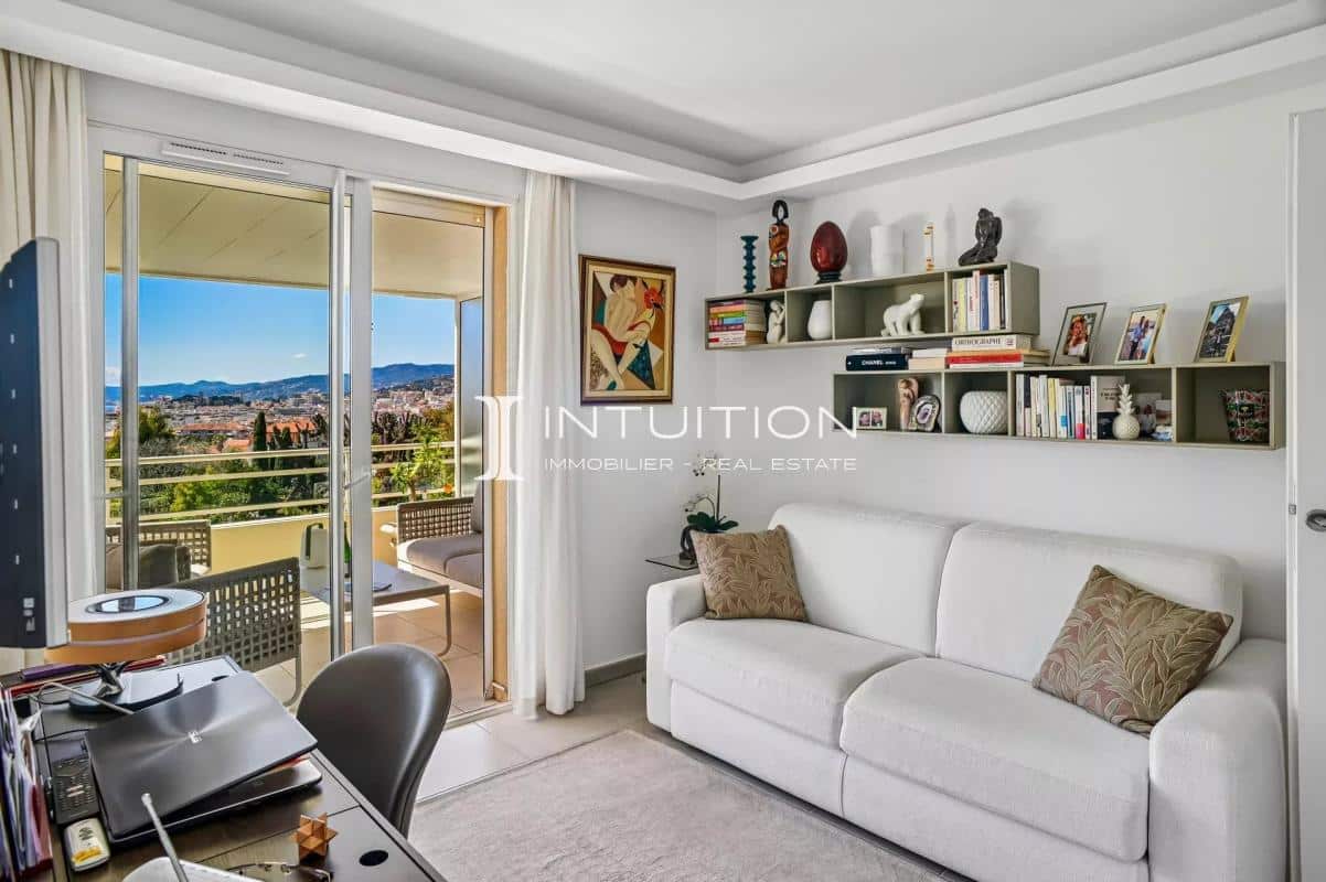 Living room of an apartment in Cannes with sea view and terrace.