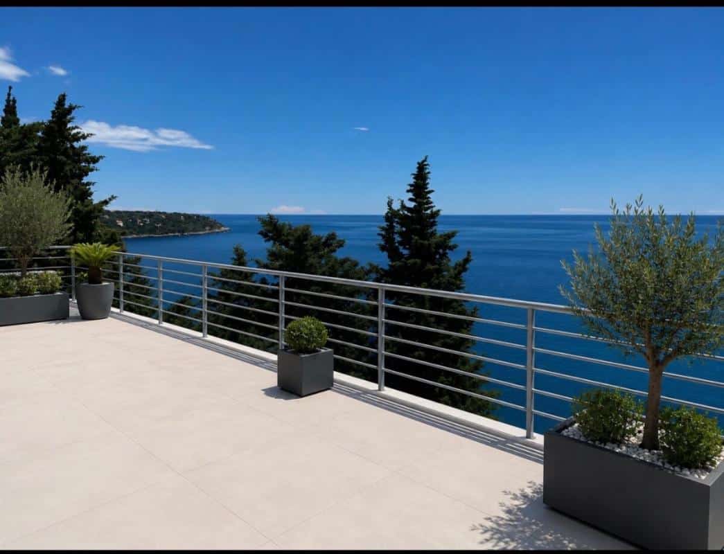 Terrasse d'une villa contemporaine avec vue sur la mer Méditerranée à Roquebrune-Cap-Martin.