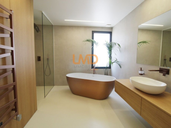 Salle de bain moderne avec baignoire design et douche à l'italienne