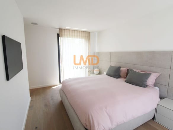 Chambre d'une villa contemporaine à Thuir avec lit double et décoration moderne.