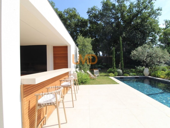 Vue extérieure d'une villa contemporaine avec piscine et espace jardin à Thuir.