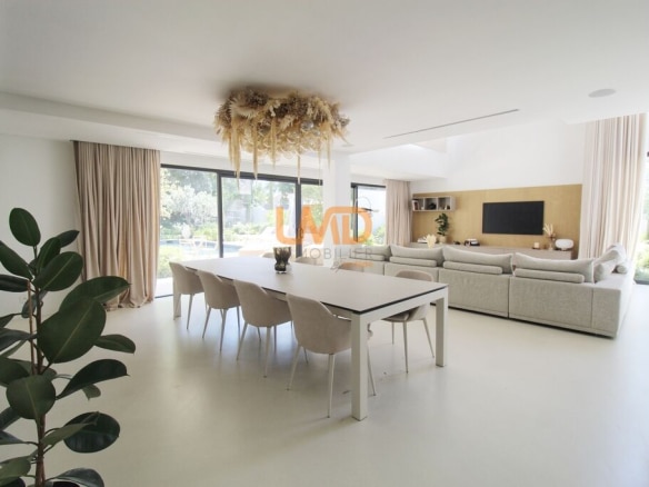 Intérieur d'une villa contemporaine à Thuir avec un espace de vie lumineux et moderne.
