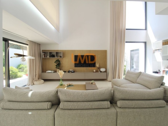 Intérieur d'une villa contemporaine à Thuir avec un salon lumineux et moderne.