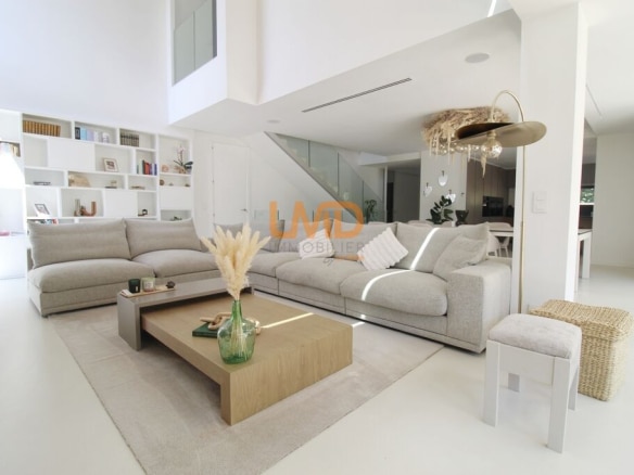 Intérieur d'une villa contemporaine avec salon lumineux et mobilier moderne à Thuir.