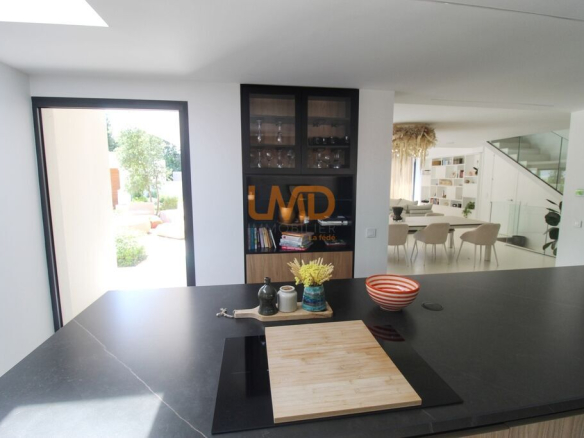 Intérieur d'une villa contemporaine avec cuisine moderne et espace de vie lumineux à Thuir.