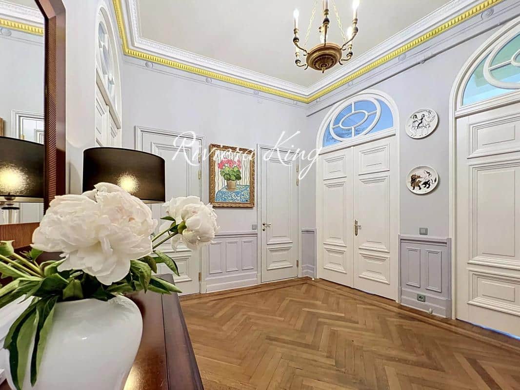 Intérieur d'un appartement de style Belle Époque avec parquet et moulures, situé à Nice.