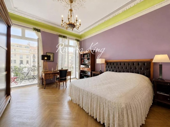 Chambre d'un appartement de style Belle Époque à Nice, avec parquet et moulures.