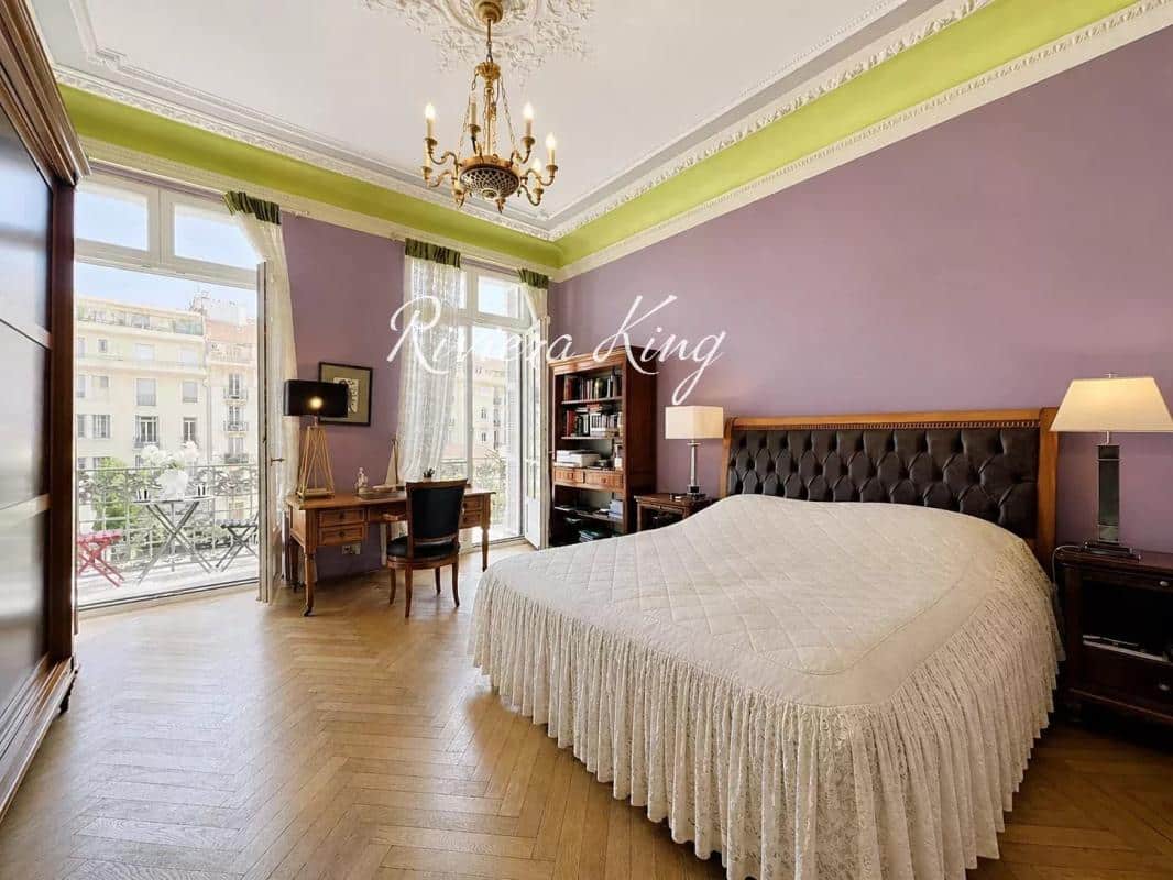 Chambre d'un appartement de style Belle Époque à Nice, avec parquet et moulures.
