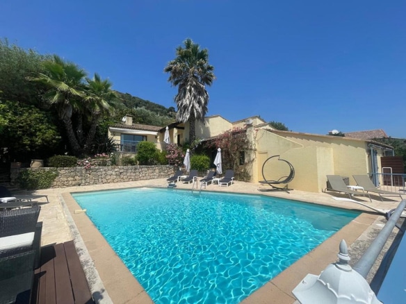 Maison avec piscine et palmiers à Gattières, vue dégagée sur les hauteurs.