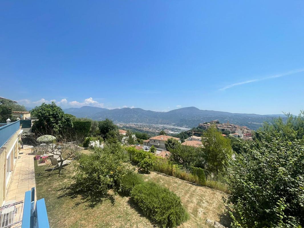 Vue dégagée sur les montagnes depuis une maison avec jardin à Gattières.