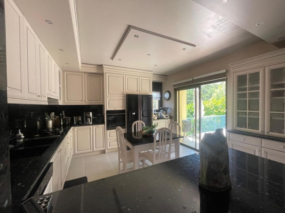 Cuisine moderne et lumineuse avec accès à l'extérieur dans une maison à Gattières.